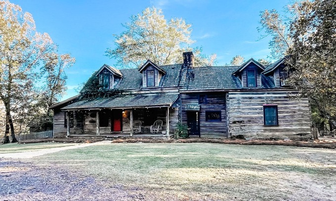 Wilsonville Cabin | Pet Friendly 1800’s cabin! Stay with us for Weddings, Wineries, and more!