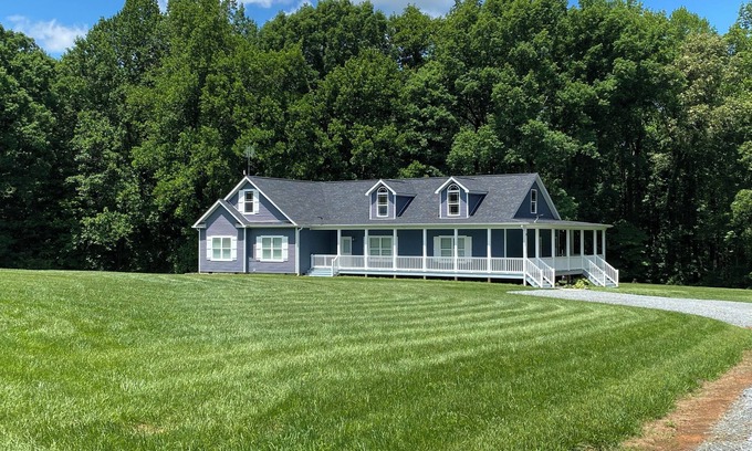 Ether House | Pet friendly, 4-bedroom house in the heart of Seagrove pottery, near state zoo