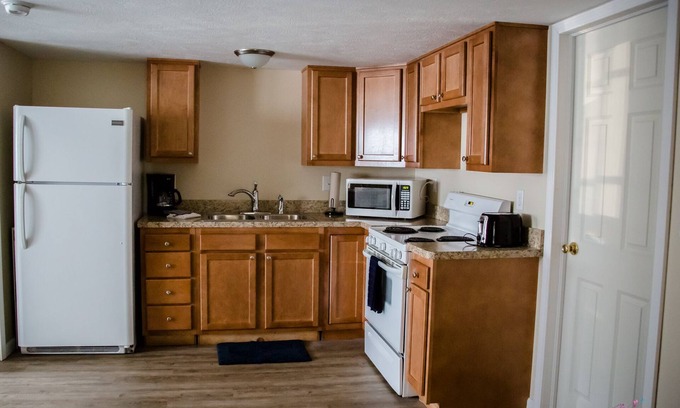 Geneva-on-the-Lake House | Pet Friendly | A/C | Wi-Fi & Cable | Grill |Walk to Lake| Firepit | Wine Country