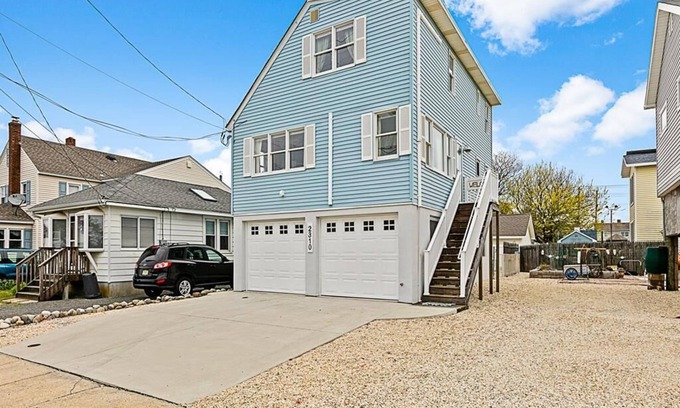 Ship Bottom House | Pet friendly. Bayside. Ship Bottom. Beach Badges. WIFI. High speed internet.