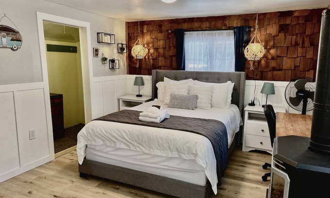 Tahoe Valley House | Pet-Friendly Cottage | W/D | Near Lake & Ski!