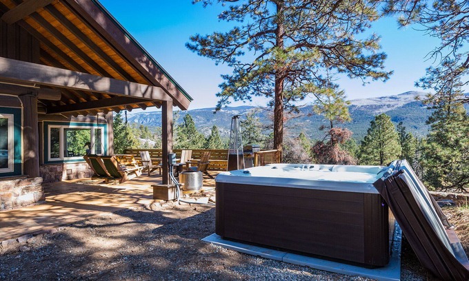 Purgatory House | Pet Friendly Cabin with Hot Tub Views, Deck, Fire Pit - 14 Minutes to Purg