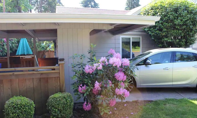 Amazon House | Pet Friendly, Cozy Orchard House, blocks from the University of Oregon