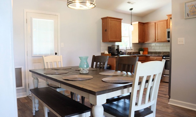 Westgate House | Pet-Friendly Family Retreat w/Fenced Yard 10 Mins to Camp Lejeune