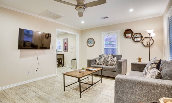 Galveston Cottage | Pet-Friendly Galveston Cottage < 1 Mi to Beach!