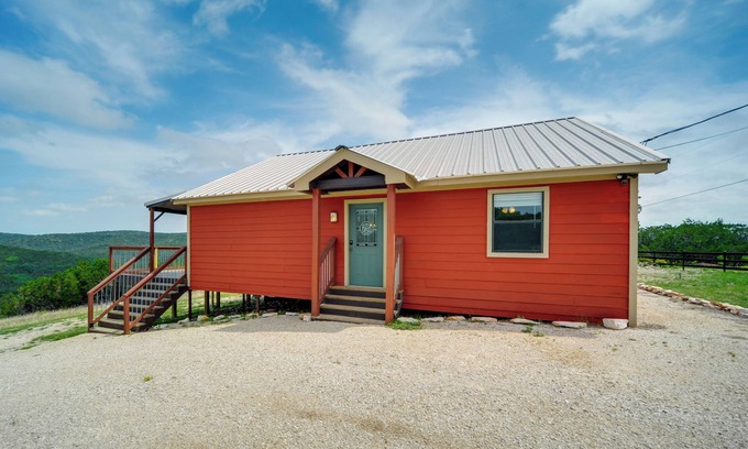 Leakey Cabin | Pet-Friendly Hideaway 13 Mi to Leakey