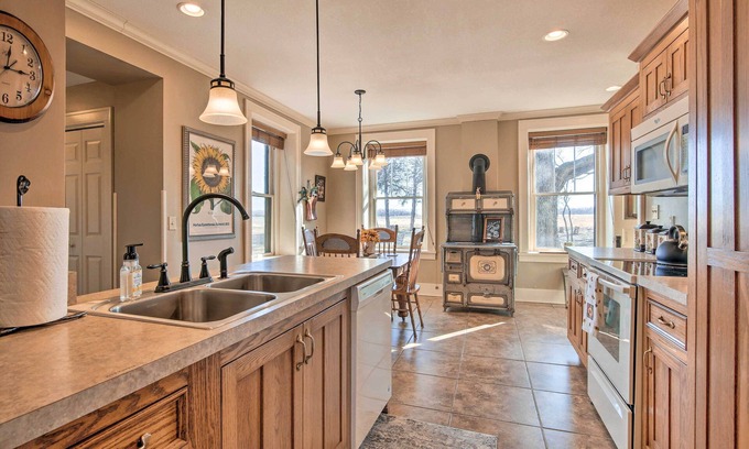 Manhattan Cottage | Pet-friendly Home: Grill & Fire Pit in Manhattan