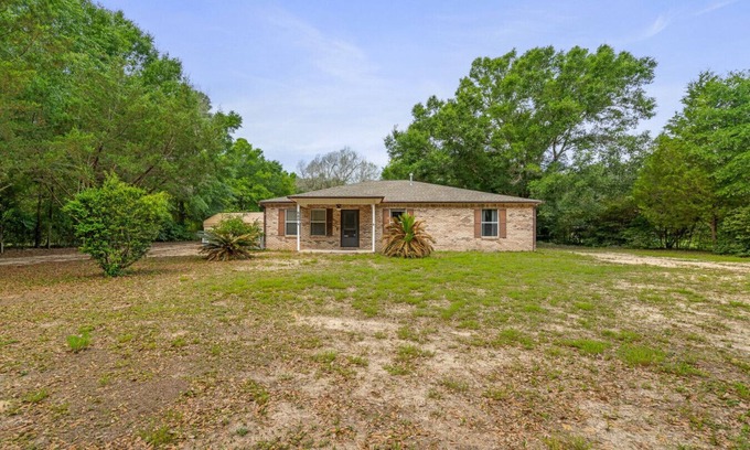 Crestview House | Pet friendly home in the heart of Crestview