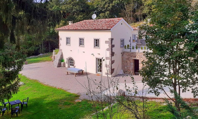 Zvonece House | Pet friendly home in Zvoneca with WiFi