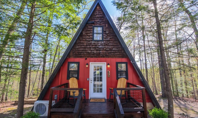 Wellington Cabin | Pet Friendly, Hot Tub & 5 min to Lake