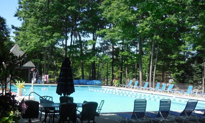Hidden Valley House | βοΈ Pet-Friendly Mountain Retreat w/Pool Access, Fire Pit & Peaceful Deck πΎπ₯π