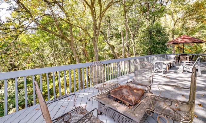 Wildwood Apartment | Pet-Friendly Pennsylvania Abode - Deck & Fireplace