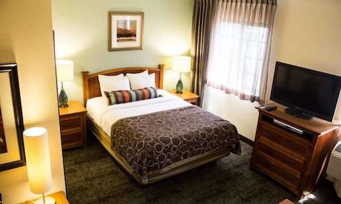 Las Colinas Hotel | Pet-friendly Property! 3 Spaces w/Free Parking, Near Parmenter Gazebo Garden!