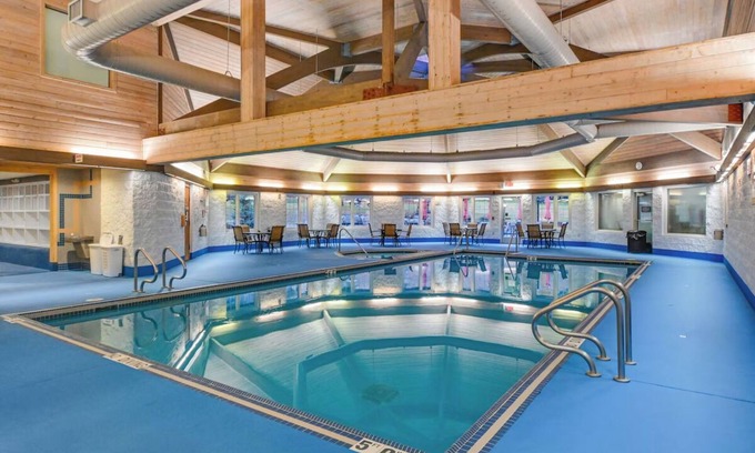 Iron Mountain Hotel | Pet-Friendly Room with Indoor Swimming Pool - Ideal for Adventure Seekers