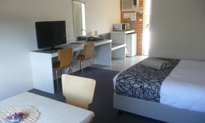 Woolgoolga Hotel | PET Friendly Standard Queen Bed room with Mineral Pool