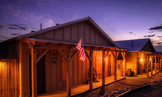 Tombstone Cabin | *Pet Friendly* Step back in time but with free WIFI @ Miners Cabin#6 (KING Bed)