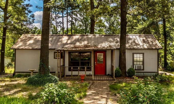 Ore City Apartment | Pet-friendly studio cabin w/shared pool, firepit, lake access