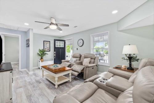 Garden City Villa | Pet Friendly Stunning & Modern 3-2 in Garden City