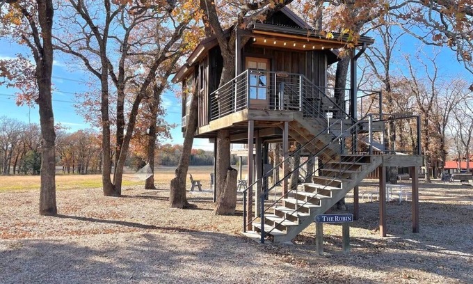 Elm Mott RV Rental | Pet Friendly The Robin Treehouse (15 MIN to Magnolia & Baylor)