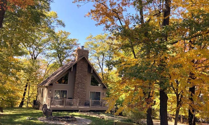 Hidden Valley House | 🐾 🏊‍♀️ Pet-Friendly w/Pool Access, Fire Pit, Game Room & Outdoor Fun 🔥🎾