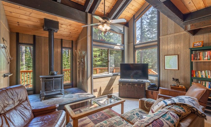 Tahoma Cabin | Pet Friendly! Walking distance to Lake Tahoe! Ski Homewood!