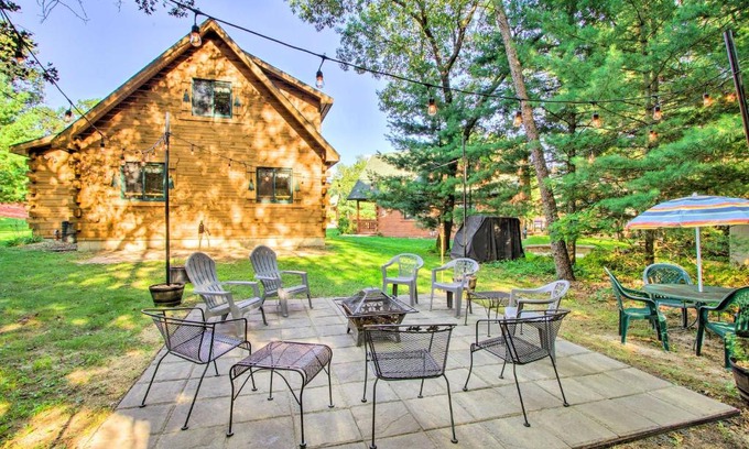 Warrens House | Pet-Friendly Warrens Cabin with Fire Pit!