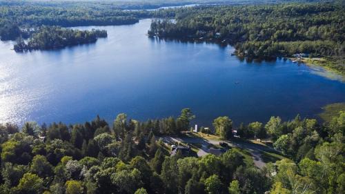 Tudor and Cashel House | Pet Friendly Waterfront BBQ Firepit Half hr from GTA