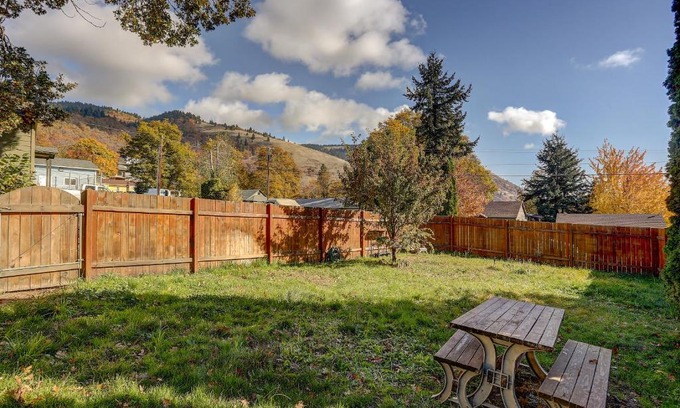 White Salmon House | Pet Friendly Waveseeker Private Yard