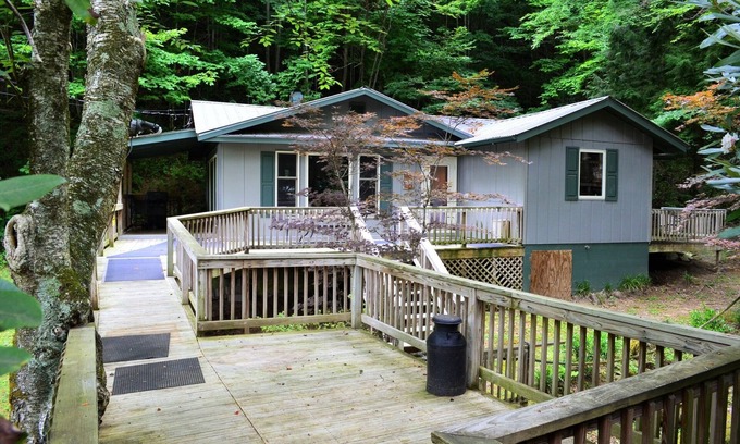 Cataloochee Ranch Cabin | Pet Friendly, Wi-Fi, Rushing Creek, Mountaintop View