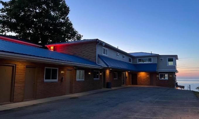 Geneva-on-the-Lake Hotel | Pete's Lakefront Motel, LLC