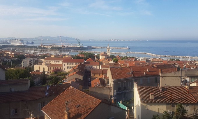 16th Arrondissement Apartment | Petit Appartement Typique à L'estaque Avec vue mer