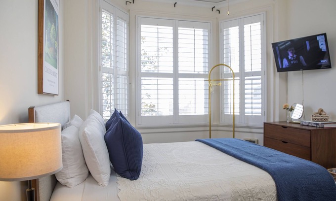 Telegraph Hill Hotel | 'Petite' Double Room with Ensuite Bathroom