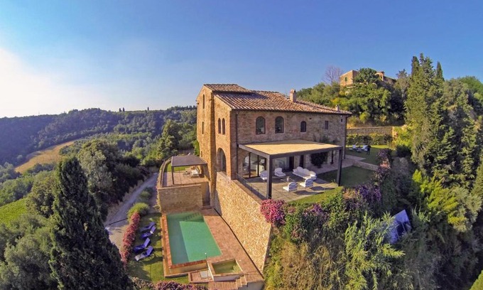 Petrognano Villa | Petrognano Villa Sleeps 16 Pool Air Con WiFi