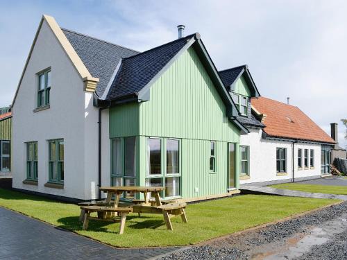 Linlithgow House | Petronella