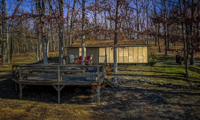 Berkeley Springs Cabin | Pets | Wifi | Pond | Fireplace | Deck | Grill | Screen Porch |Private
