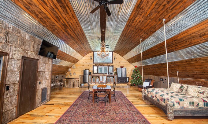 Sugar Grove Cabin | Petting Zoo & Ziplines, HOT TUB,1000+ ft Trout creek & HUGE Slip n Slide!