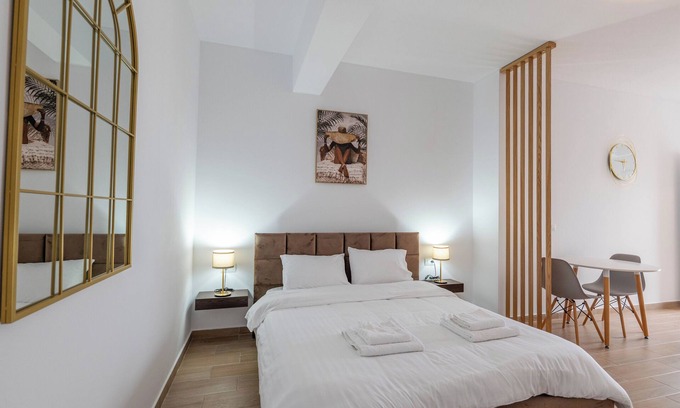 Qender Apartment | Philoxenia Apartments Saranda - Studio Apartment with King bed