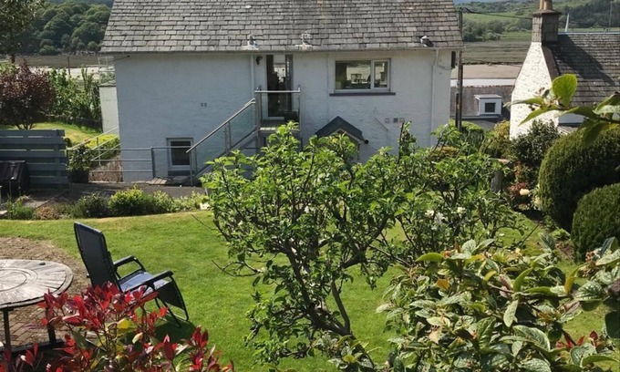 Kippford Cottage | Phoenix Cottage - a house that sleeps 8 guests in 3 bedrooms