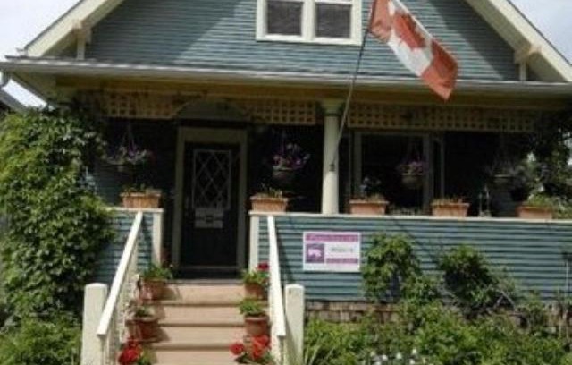 Stettler Bed & Breakfast | Phoenix House B&B