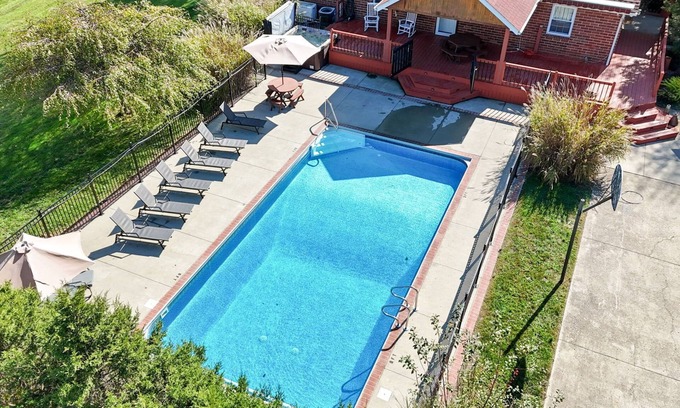 Logan House | Pickle Hill - pool, pickleball court, sauna, near Hocking Hills, sleeps 10!