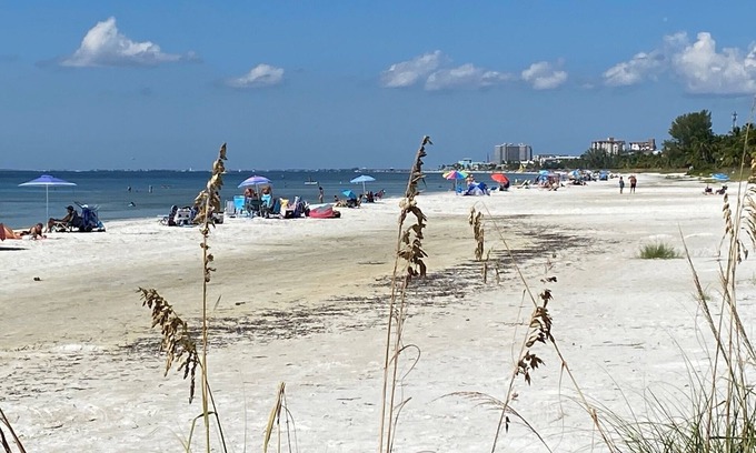 Mid Island Condo | Pickleball, beach, pool, tennis, nextdoor to Publix, Junkanoo's and Fresh Catch.