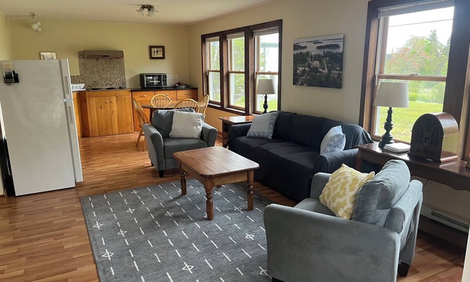 Brooklin House | Pickwick Cottage - Conveniently-Located in Brooklin
