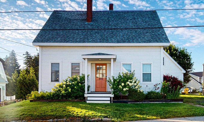 Port Clyde House | Picturesque cottage with full kitchen, sun room, private washer/dryer, & WiFi