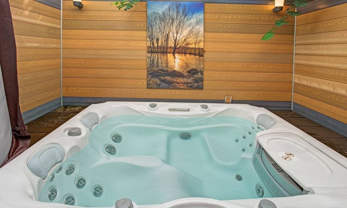Oldenzaal House | Picturesque Holiday Home in Oldenzaal with Jacuzzi
