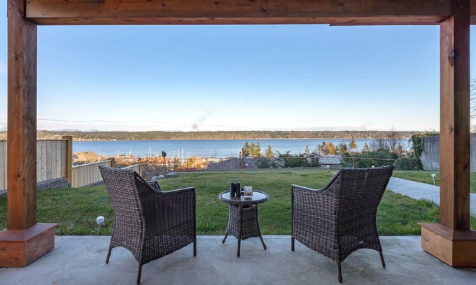 Campbell River House | Pier View Suite, Stunning Ocean View.