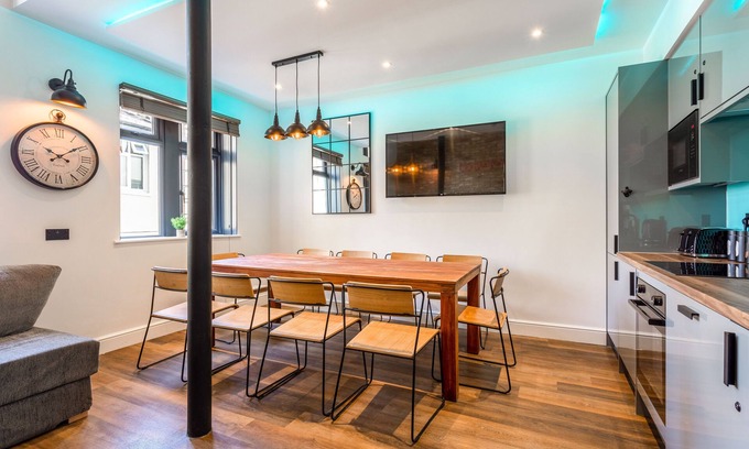 Brighton City Centre Apartment | Pierview Pad - Party Pad that Sleeps 14 in Central Brighton - on the beach!