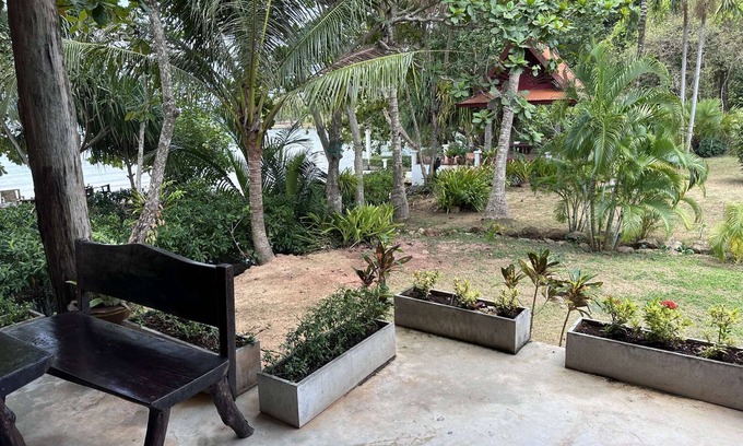 Nuea Khlong Villa | Piman Pu Arthouse 2 kingsize bedrooms with a/c - shared bathroom - 4 persons max