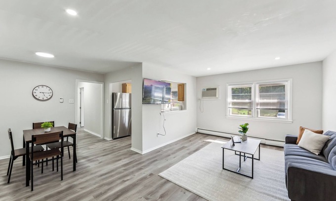 Newark Apartment | Pine Brook 111i I State of the art 1.5 Bd Apt