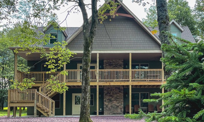 Lake Harmony Estates Ski Chalet | Pine Crest Lodge, 8BR 5BA Home with Large Yard, Fire Pit, & Private Hot Tub