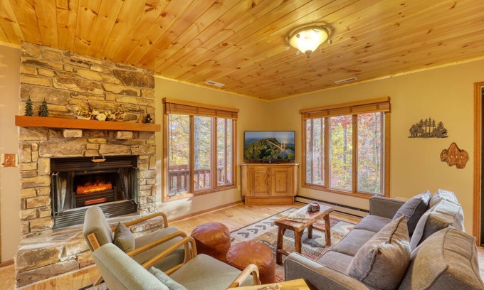 Newland House | Pine Haven Getaway in Linville Land Harbor. 4BDR/3BA with Large Deck & Game Room